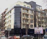 Структурна и капачкова&nbsp;окачени&nbsp;фасади Reynaers;&nbsp;Вентилируема окачена фасада с гранитогресни плочи;&nbsp;Etalbond;&nbsp;PVC дограма ETEM Q72; Стъклени парапети.
